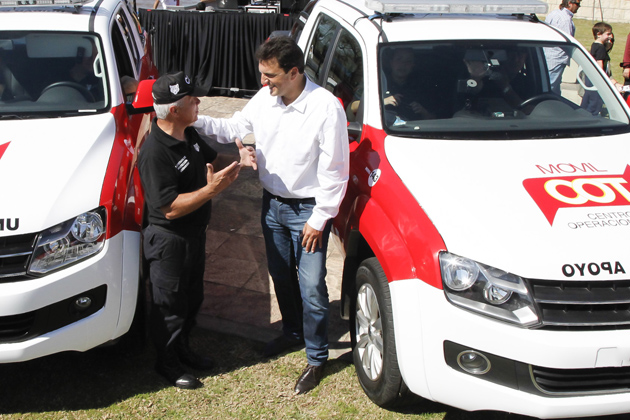 Sergio Massa conversando con personal del Centro de Operaciones Tigre (COT)